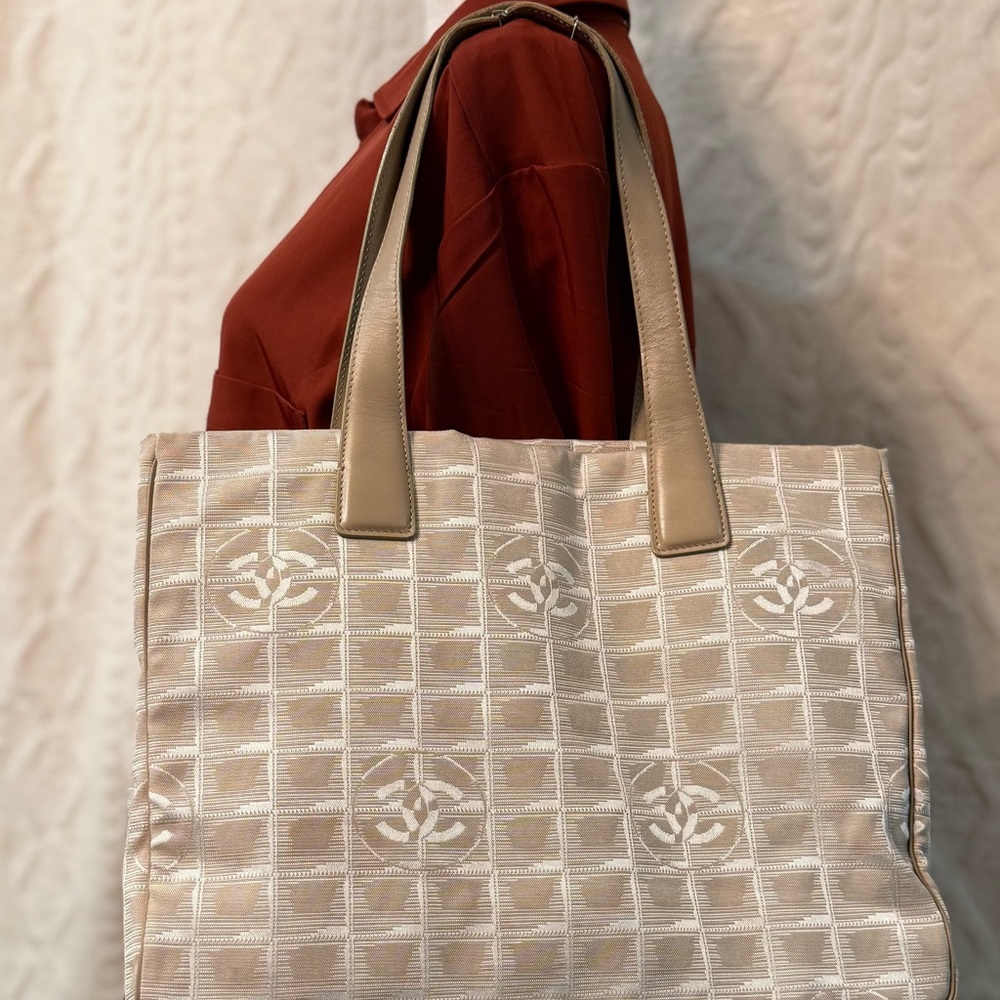 CHANEL Tote